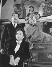 Сальвадор Дали и его супруга Гала, перед одной из его версии Мадонны Порт Лигата 1950г Сальвадор Дали и его супруга Гала, перед одной из его версии Мадонны Порт Лигата 1950г